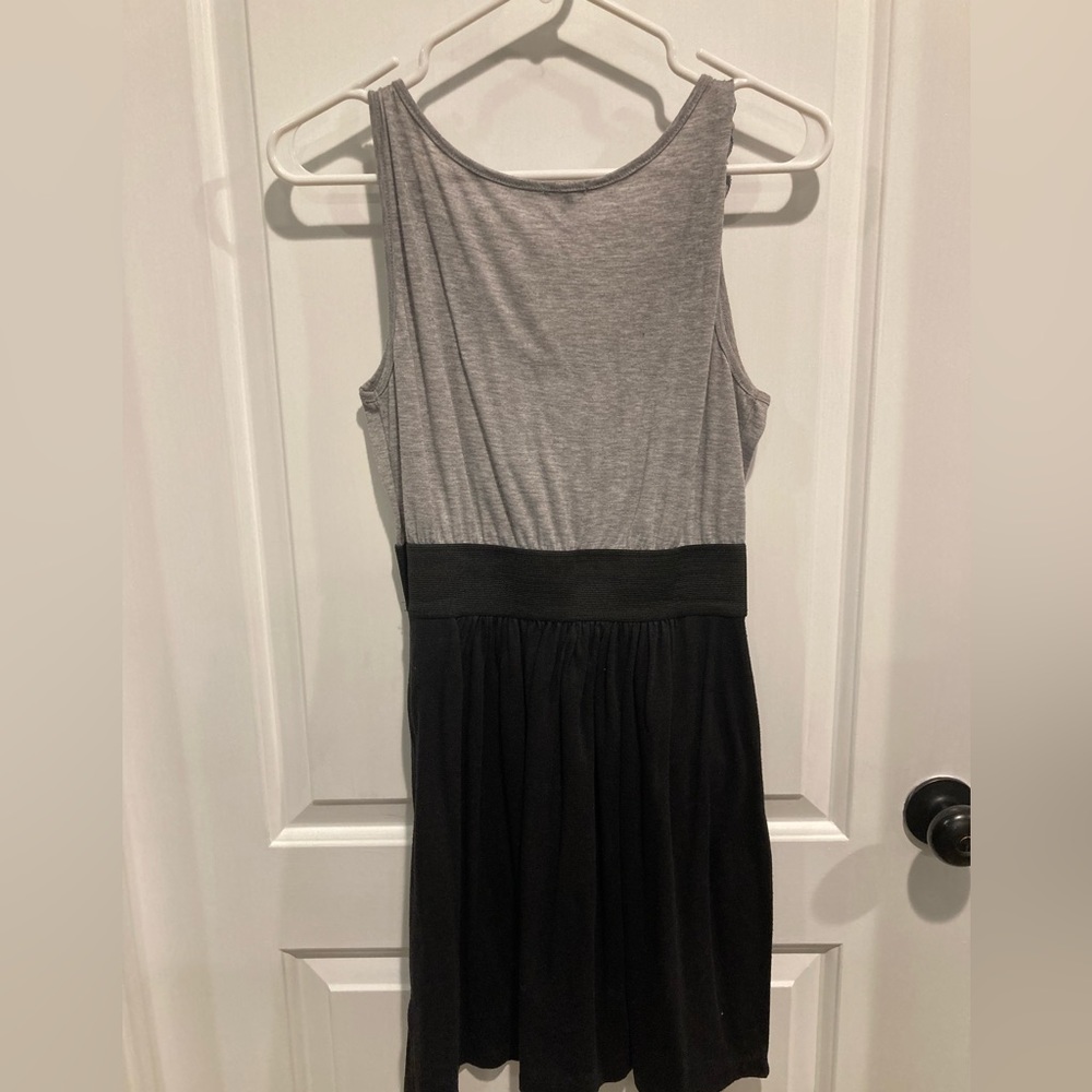 It has pockets!! Fun summer dress - Picture 2 of 3
